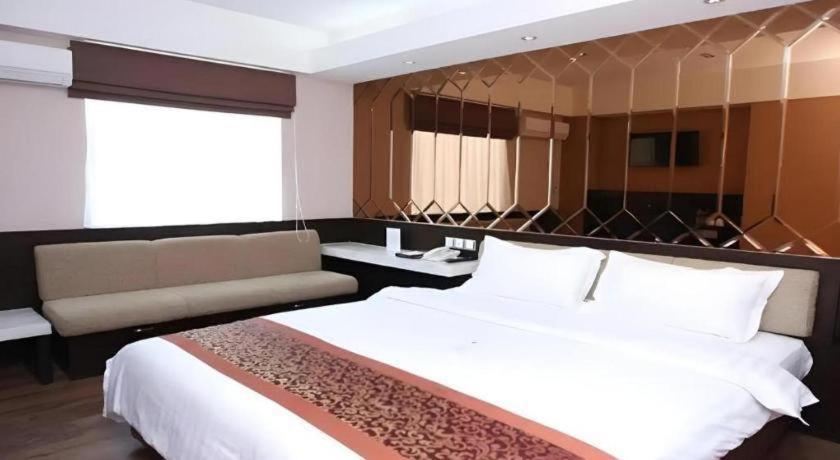 Favor Hotel Makassar City Center By Life Exterior foto