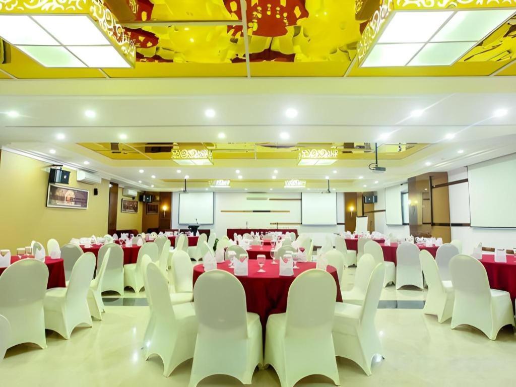 Favor Hotel Makassar City Center By Life Exterior foto